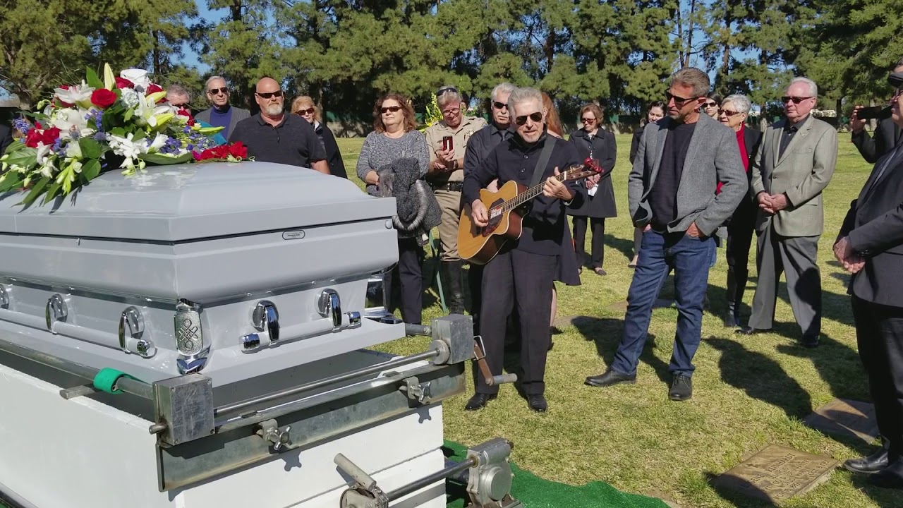 Johnny Rivers sings at Mickey Jones' Memorial