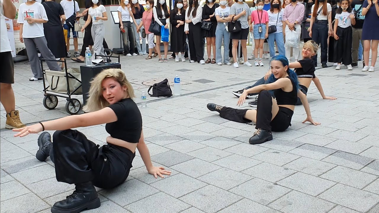 SUNDAY. 6AES CREW. DYNAMIC FABULOUS PERFORMANCE. HONGDAE STREET.