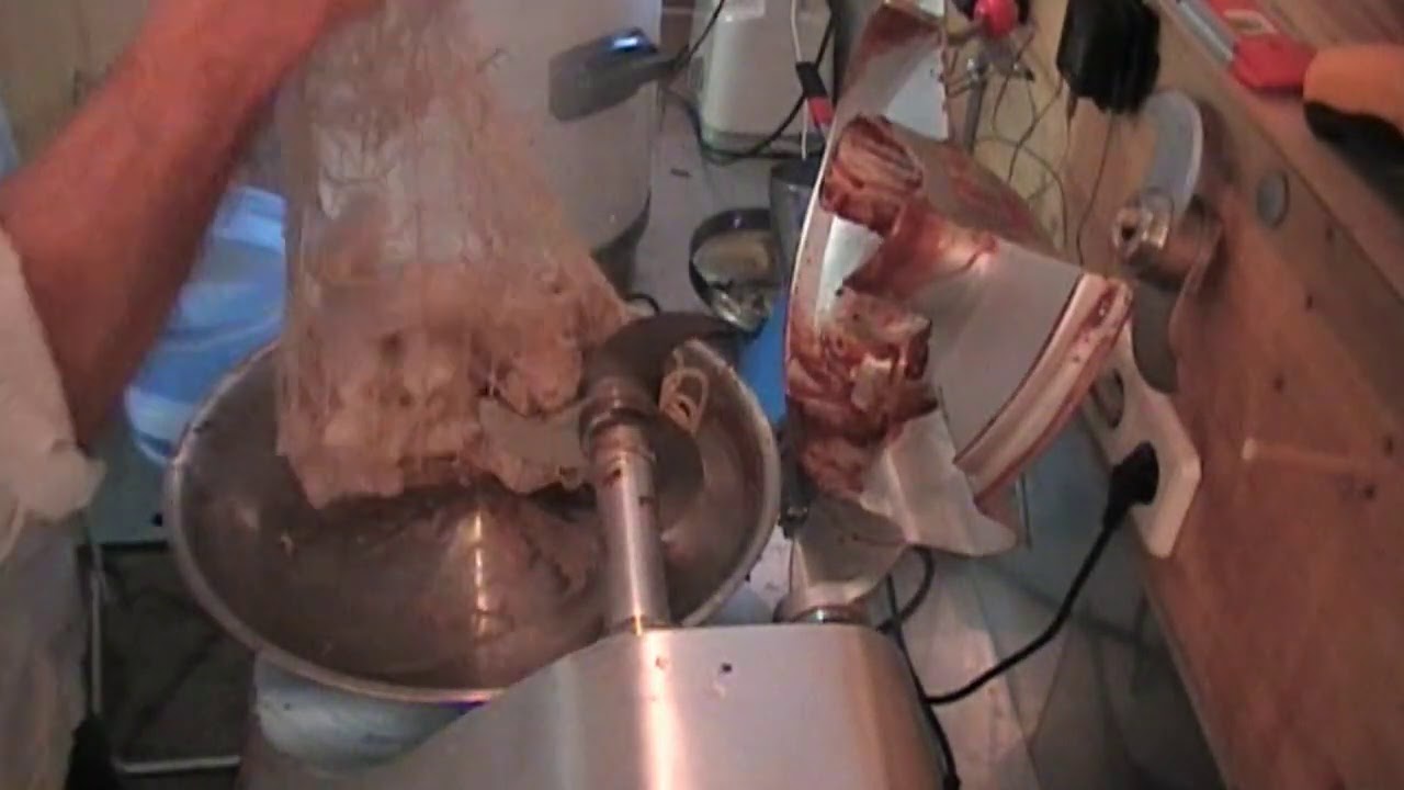 Leberwurst Teil 2 jetzt kuttern wird die Sahne Leberwurst fein im BFK9 mit den 3er Messerkopf