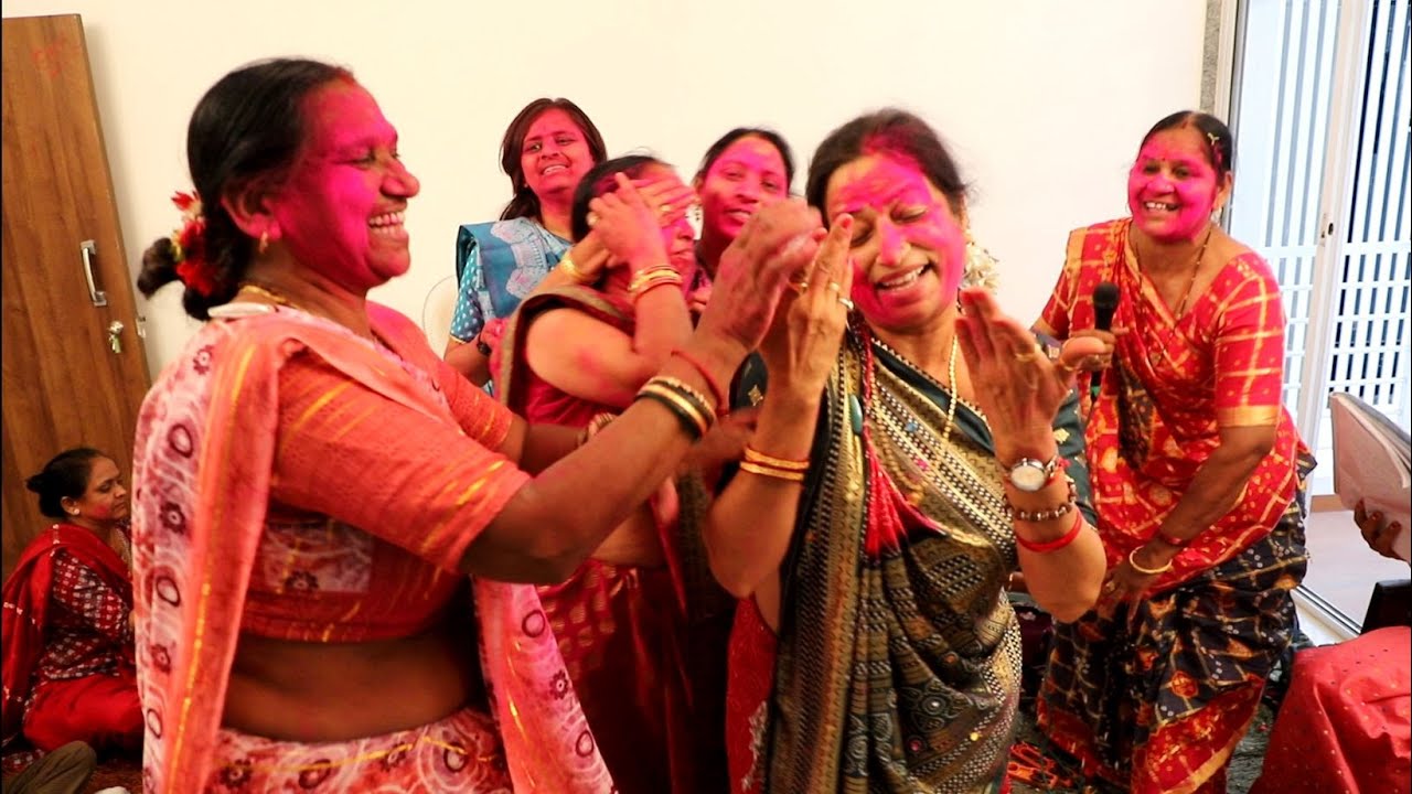 લખેલું છે 🌹 હોળી 🌹 મને કરી ગયો લાલમ લાલ