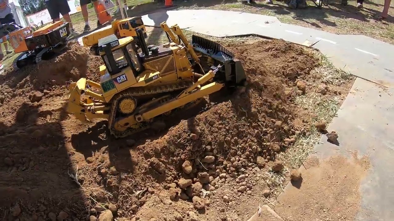 DXR2 dozer in action #rcdozer #rcconstruction #dirt #rc #dozer 