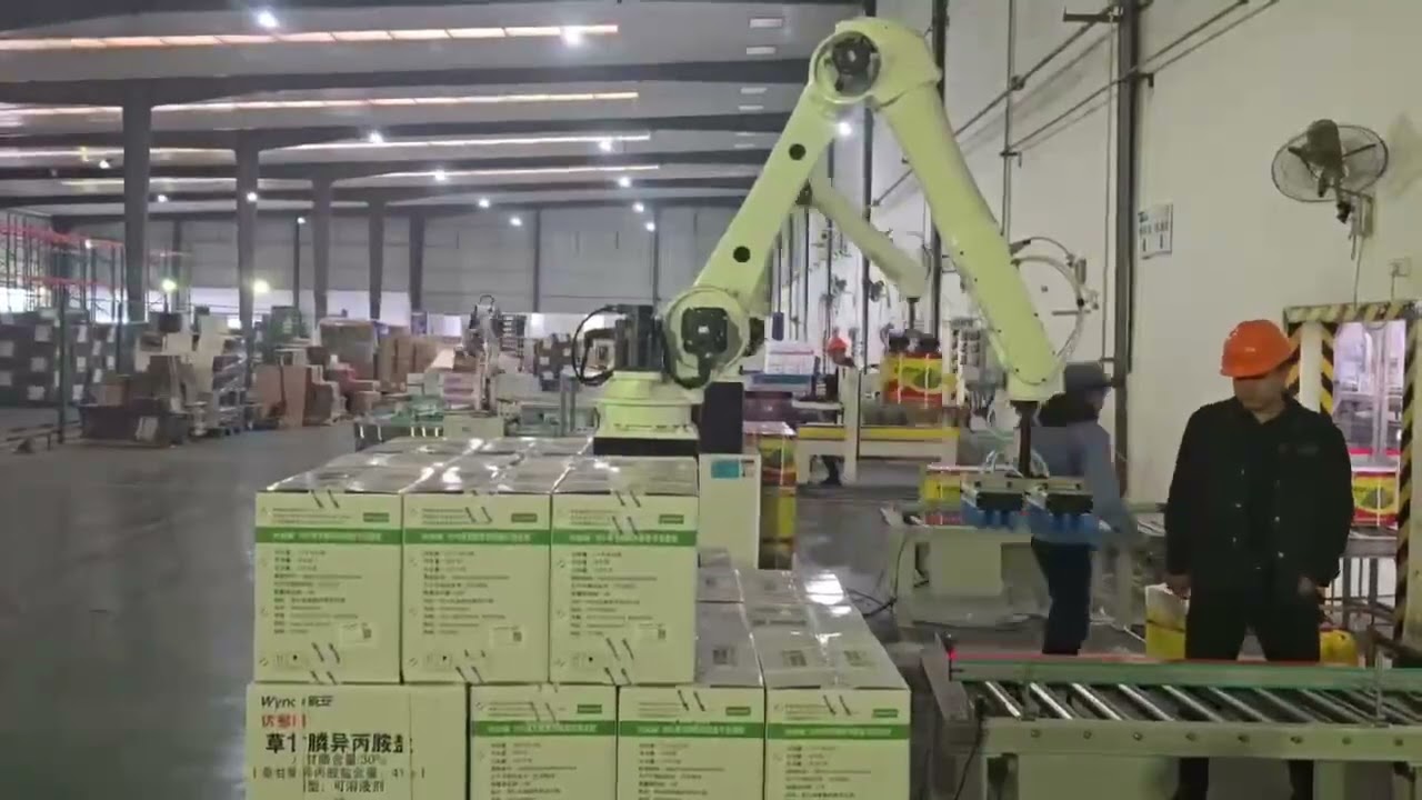 Robot de paletizare colaborativ preia și stivuiește cutii de carton de 30 kg