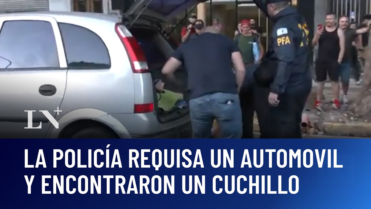 La policía requisa un automóvil: encontraron cuchillos y objetos punzantes