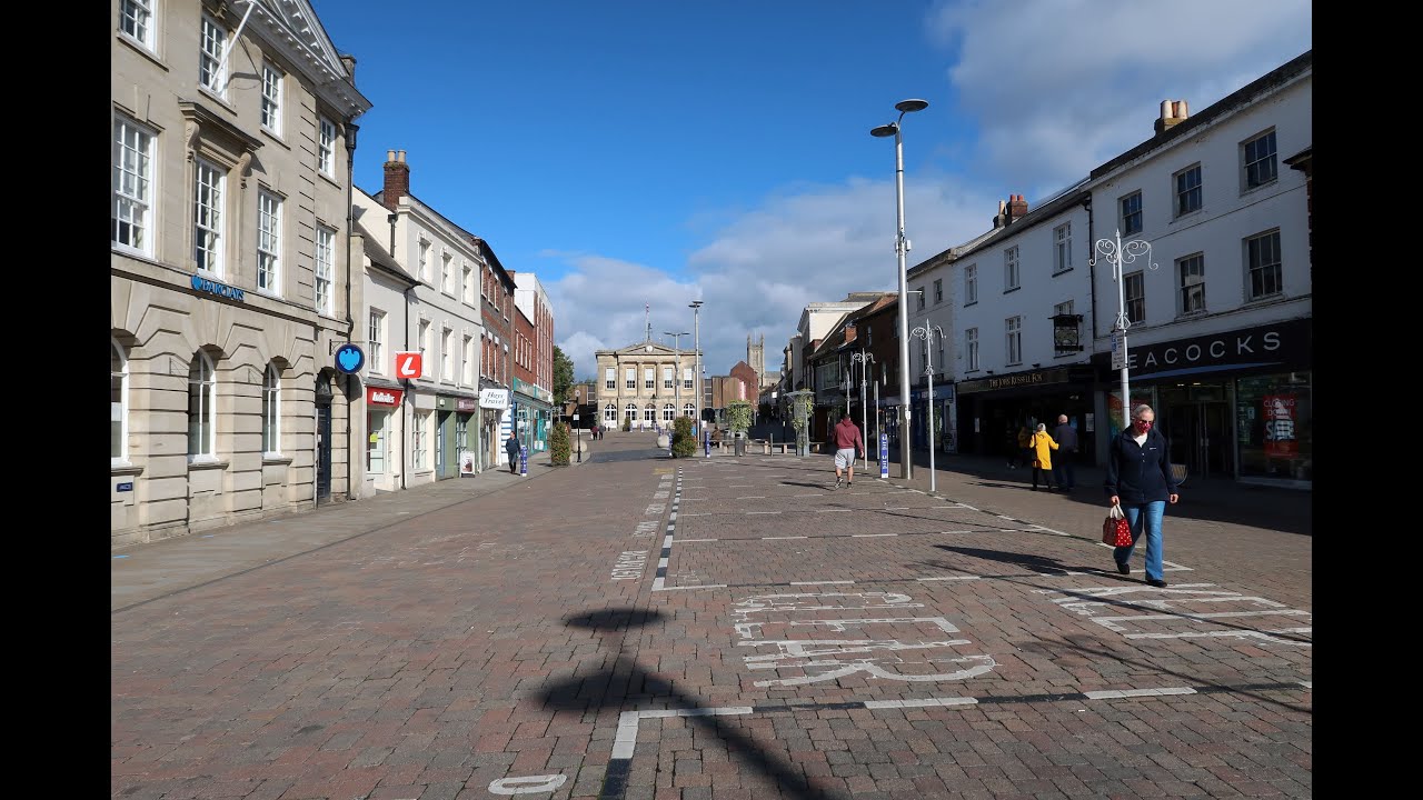 Andover town centre. Walking the High St, and Bridge St. Wednesday 01.01.2025.