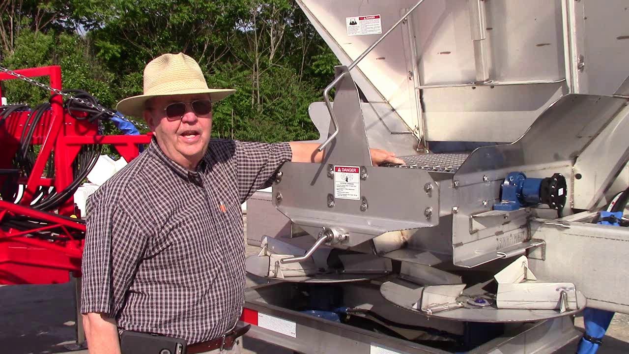 Row Crop Dry Commercial Spreader with Special Features