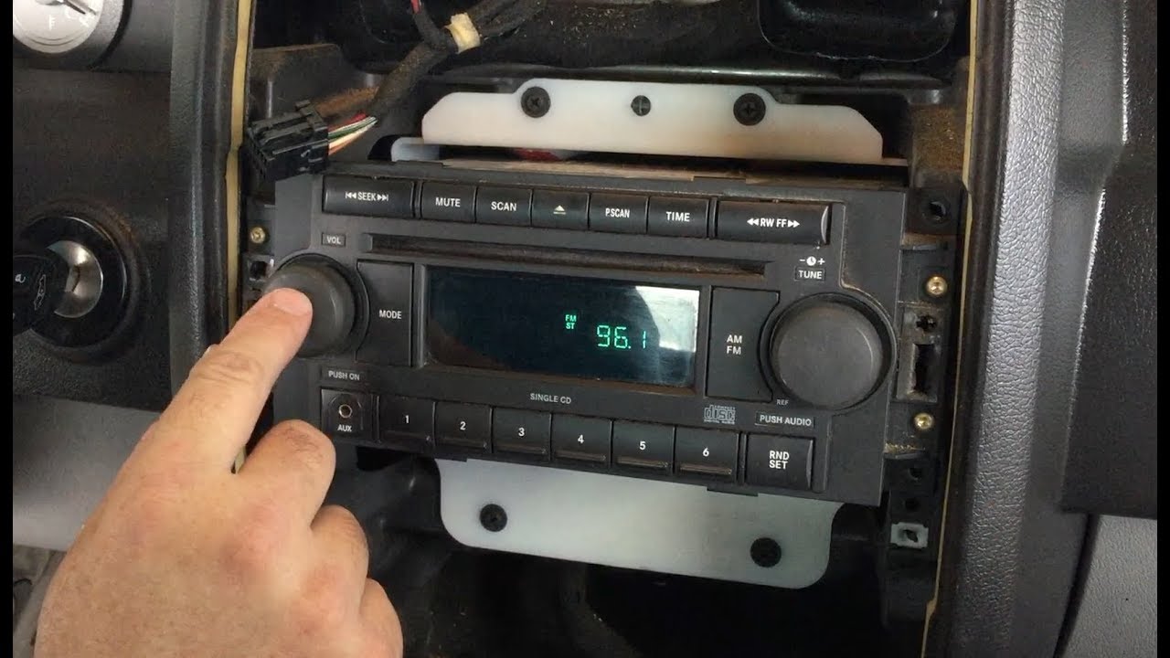 Как снять и заменить магнитолу Chrysler 300 / Dodge Charger 2005-2010 годов выпуска
