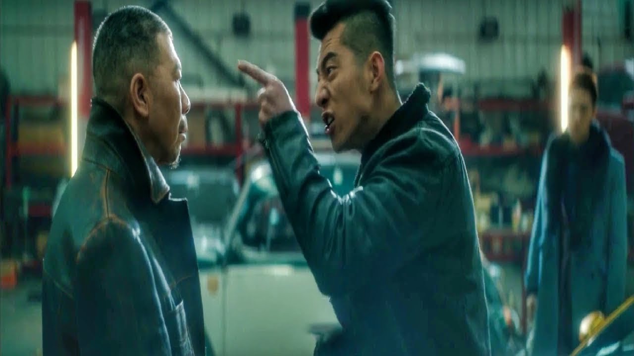 Își bat joc de un bătrân, fără să știe că este liderul unei bande chinezești periculoase