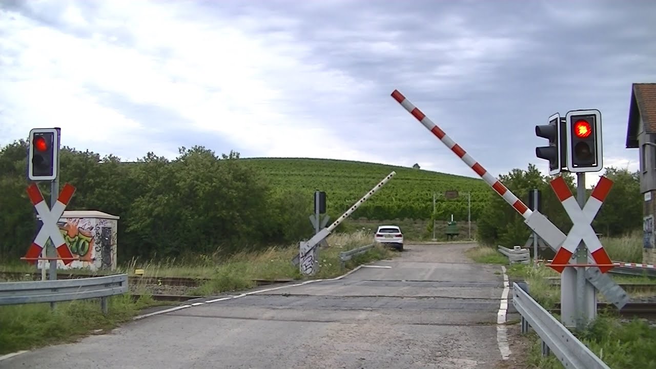 Spoorwegovergang Armsheim (D) // Railroad crossing // Bahnübergang