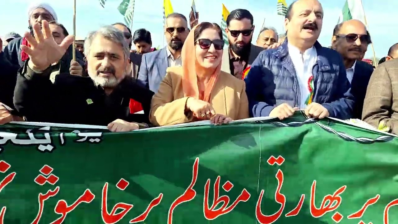 Kashmir Solidarity Day Celebrated at the Mangal Bridge ۔People's Kashmir and Pakistan make hand chai