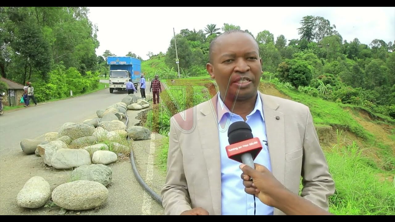 Emmotoka ennene zigaaniddwa ku luguudo olugenda e Bundibugyo, lubomose