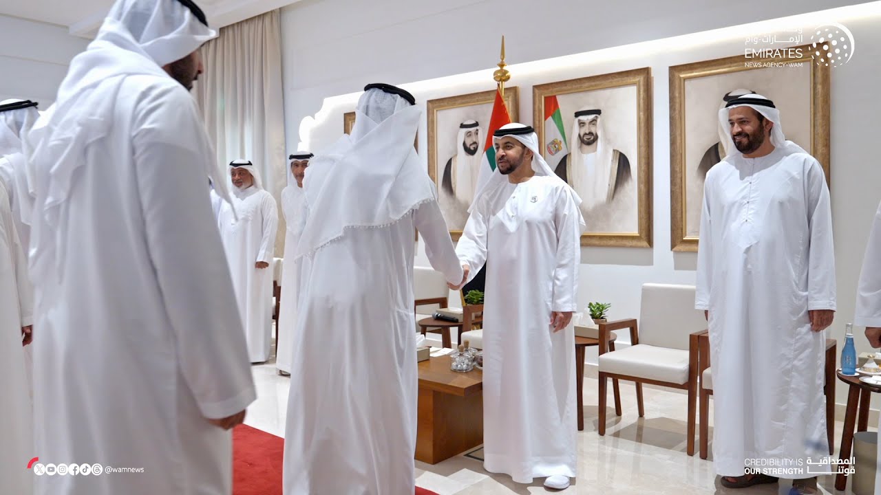 حمدان بن زايد يزور جزيرة دلما ويلتقي المواطنين