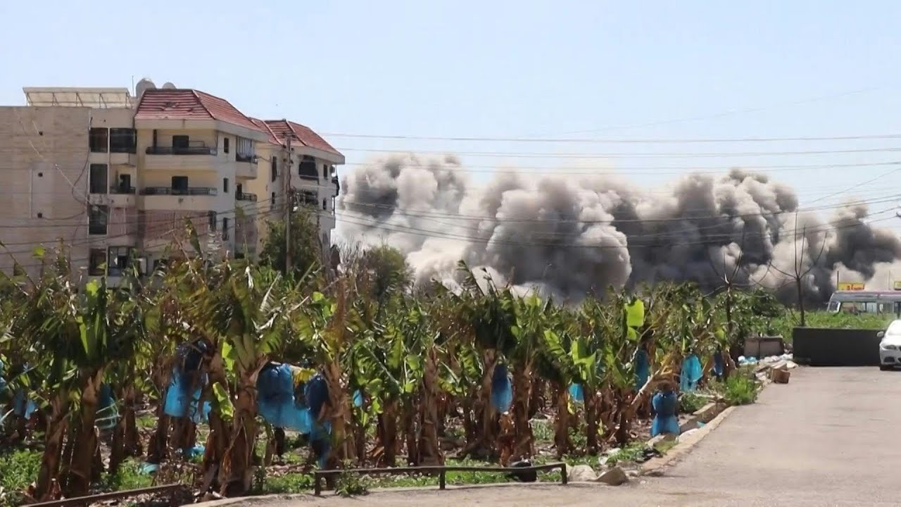 Smoke billows after Israeli strike on building near Tyre | AFP
