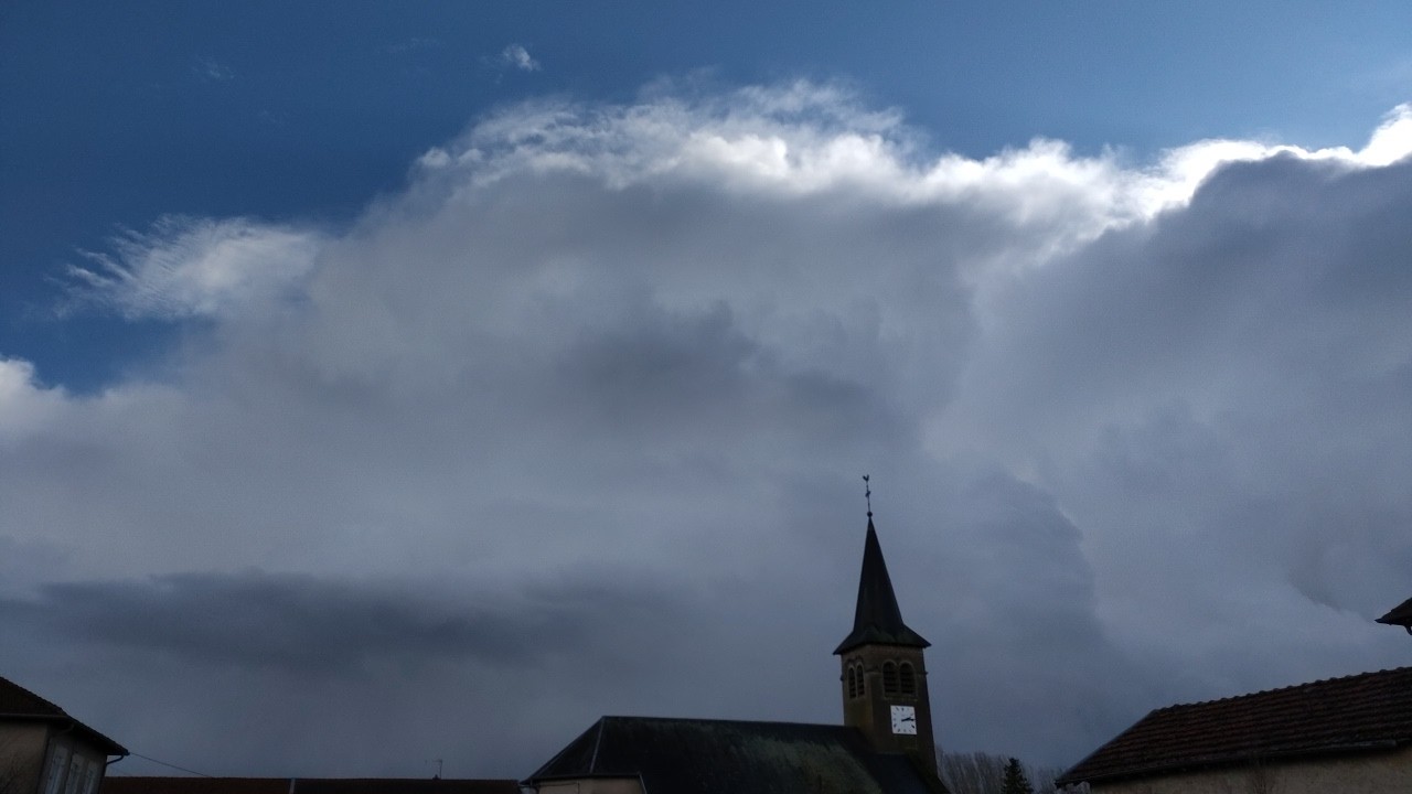 Ciel de traîne au-dessus de la Lorraine ce Lundi 16 février 2026.