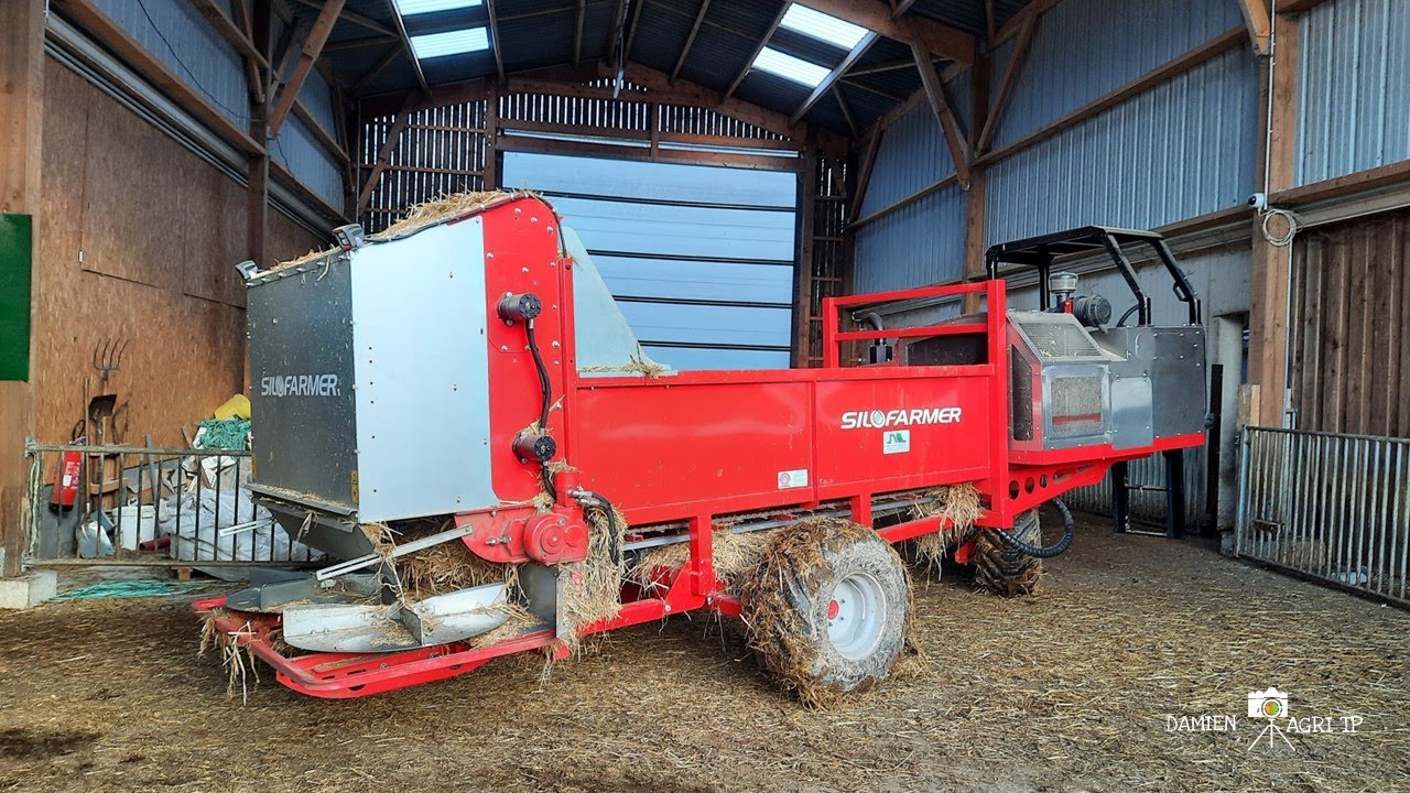 🐐 Paillage des chèvres 🐐 / Pailleuse automotrice SILOFARMER / GAEC DU PONT