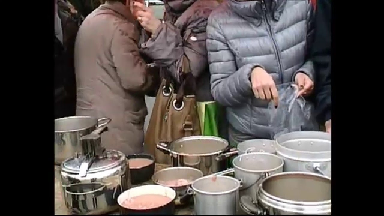 Santhià (VC) - Il Carnevale storico di Santhià - Pranzo dei fagioli, la distribuzione
