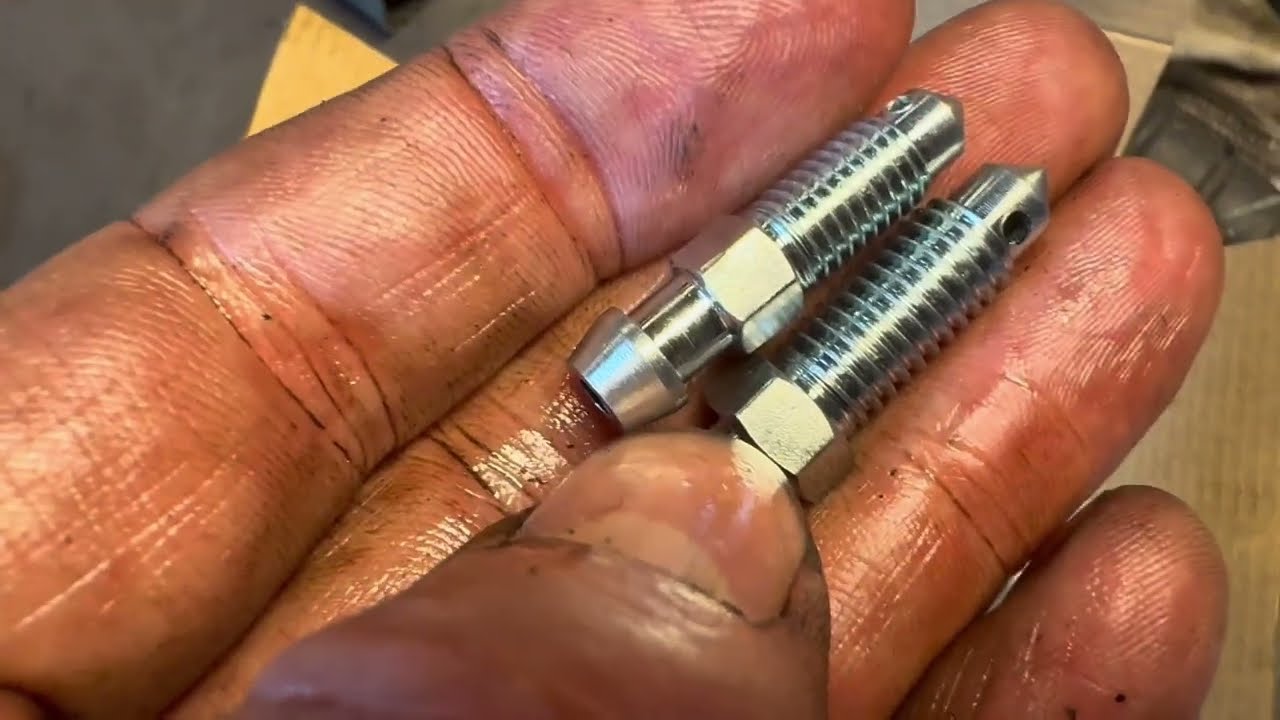 How to overhaul/ repair brake caliper on Mercedes W114, 250C 1971