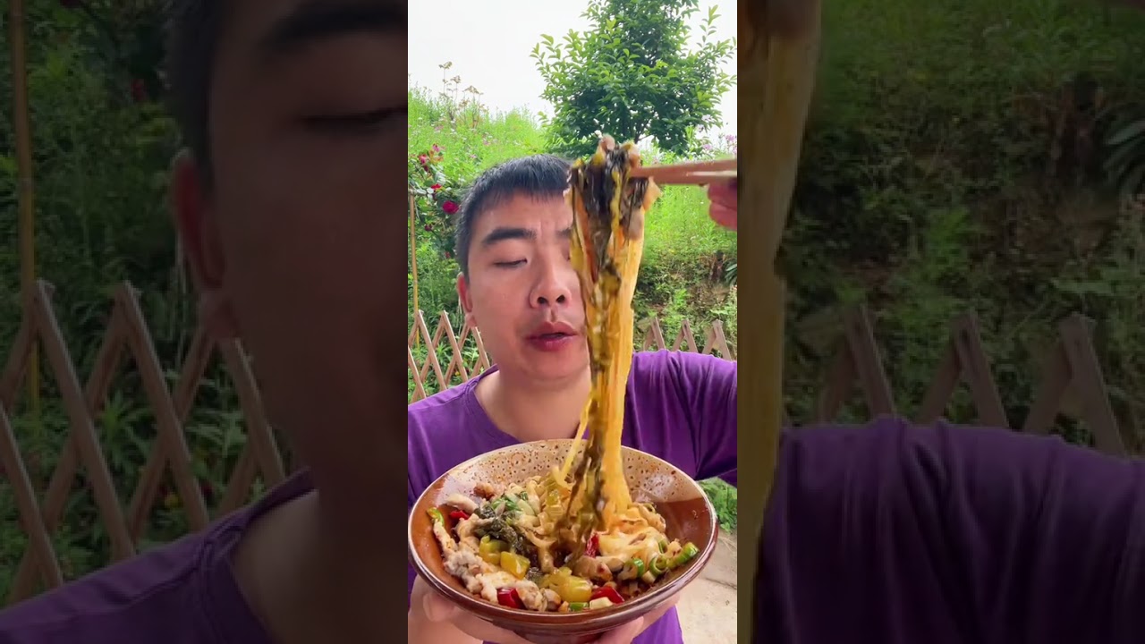 兄弟姐妹们 吃饭了哦 今天吃酸菜肉丝面条 简简单单又是一餐#抖音美食推荐官 #美食 #普通的饭菜都是家的味道 @DOU+小助手