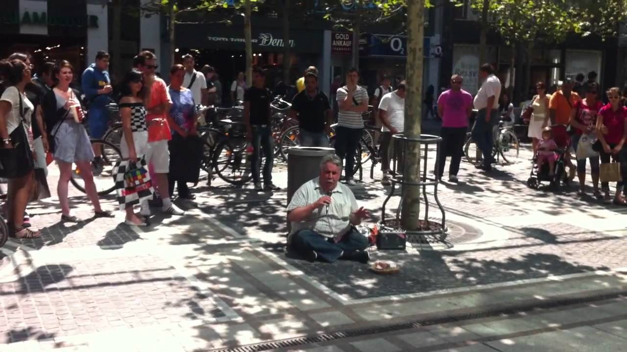 Straßenmusiker singt Leonard Cohen´s Hallelujah - Frankfurt am Main