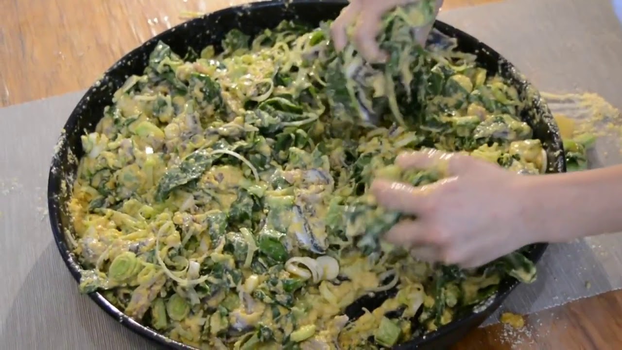 Hamsi koli tarifi (hamsili mısır ekmeği)  Turkish local food.  Турецкая местная еда