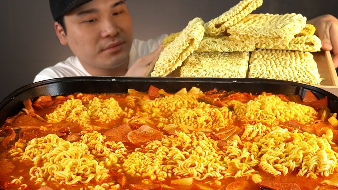 놀부부대찌개에 라면사리 가득 넣어서 먹어보자~!! 리얼사운드 ASMR social eating Mukbang(Eating Show)