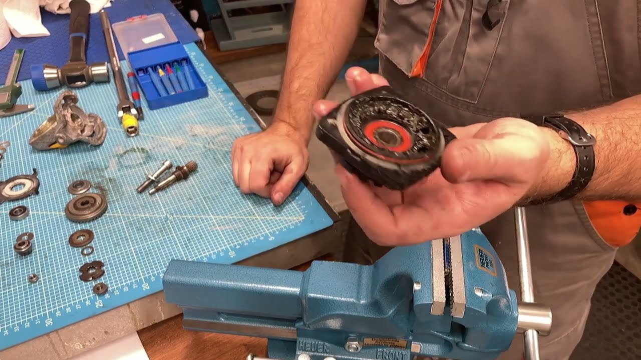 Pulling the bearings from a Metabo WE 9-125 Quick angle grinder