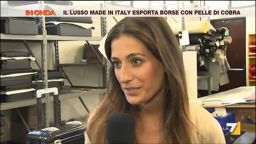 Il lusso made in italy esporta borse con pelle di cobra