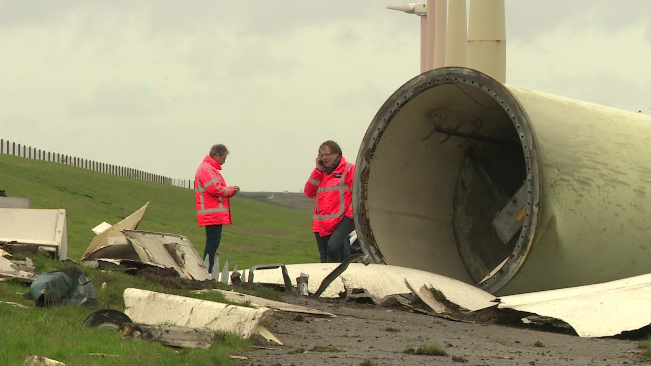 Grote ravage na afbreken windmolen naast Eemmeerdijk in Zeewolde