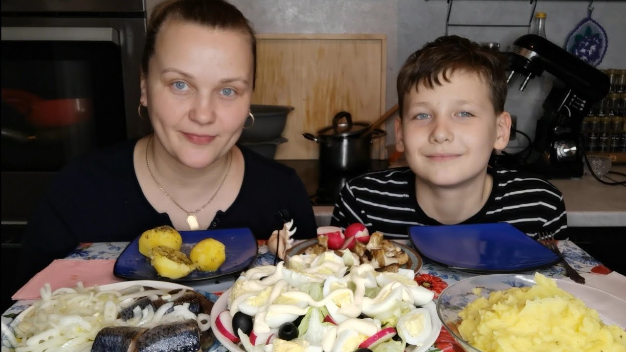 Мукбанг Всё в кучу Салат, Селёдка, картошка,грибы/Малину сделала 100%