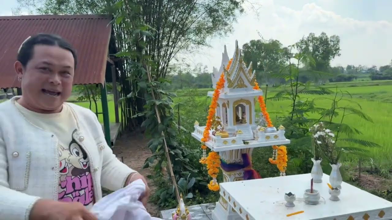 ใส่บาตรทำบุญขึ้นบ้านใหม่ ยินดีกับน้องสาวและน้องชาย