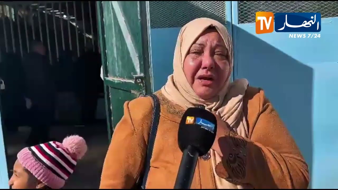 بالدموع .. سيدة تغمرها الحسرة بعدما لم يحالفها الحظ في قرعة الحج