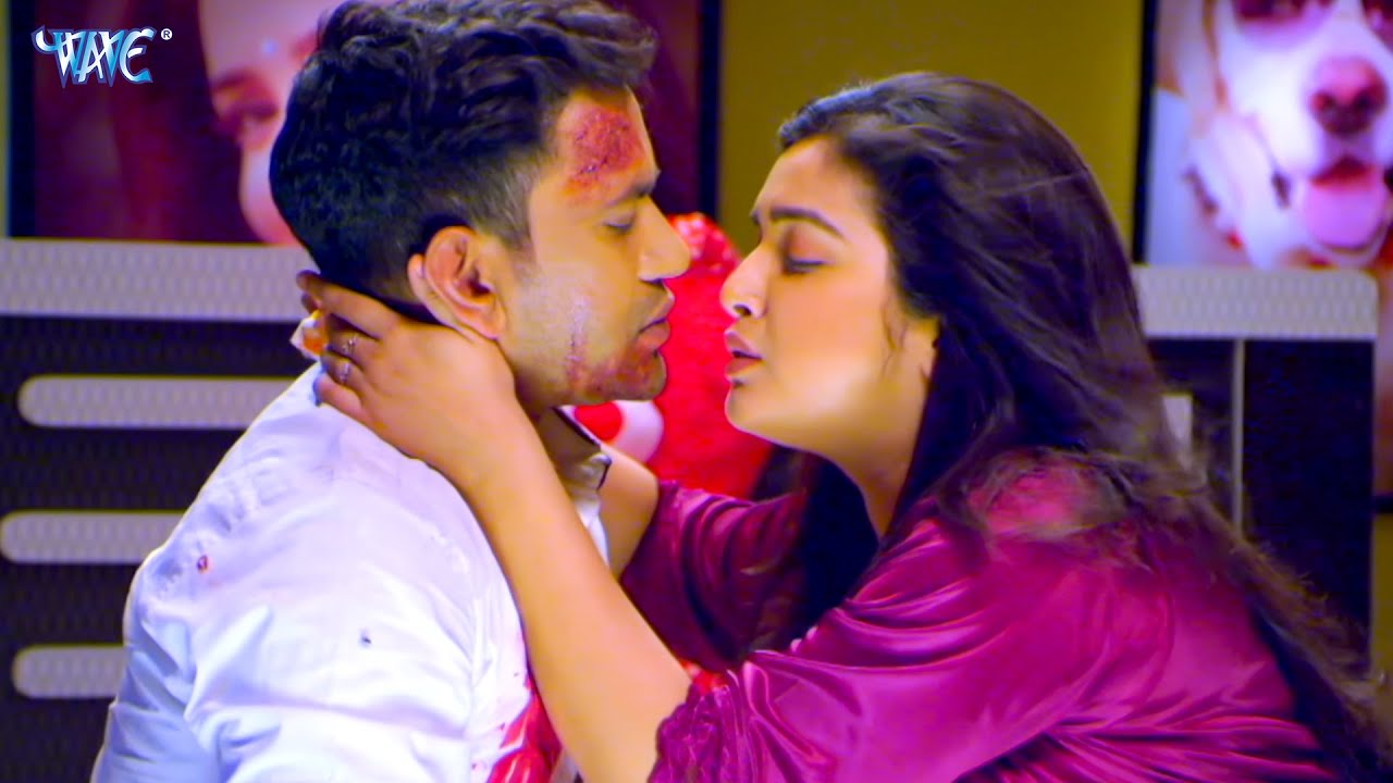 आम्रपाली दुबे ने निरहुआ को किया किस💋
