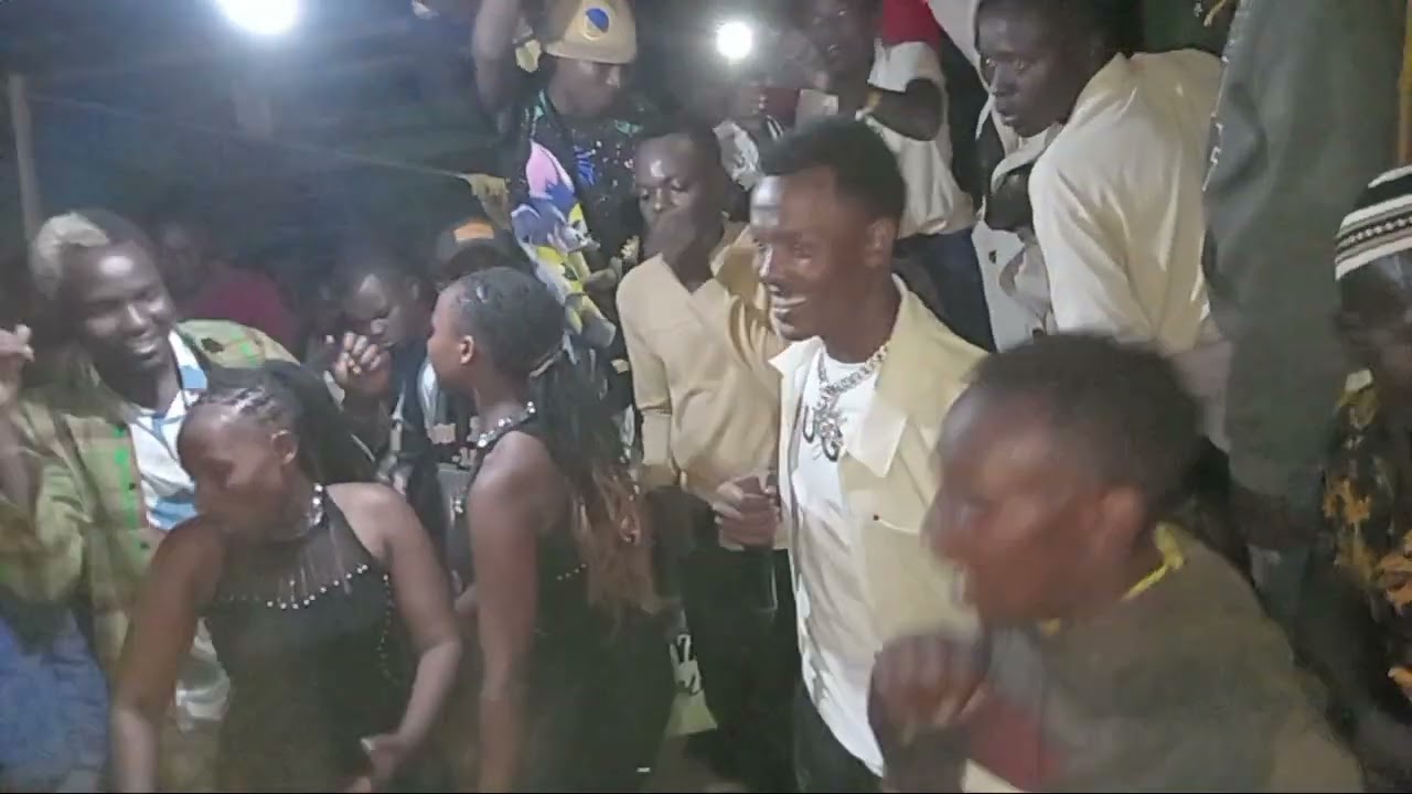 Maxwell live performing 