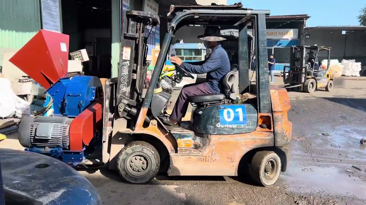 Bãi xe buổi sáng tấp nập - Xe container xuống hàng tại bãi