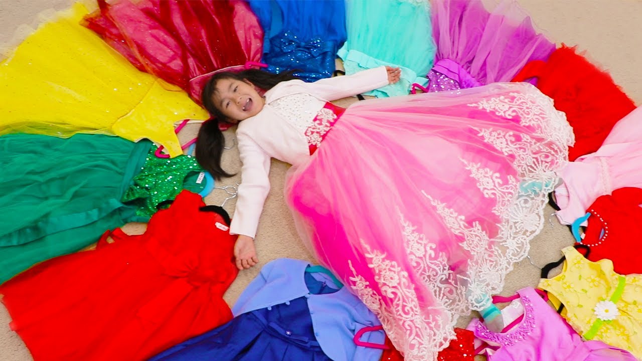 Jannie Se Vista con Vestidos de Princesas para Ir a la Fiesta