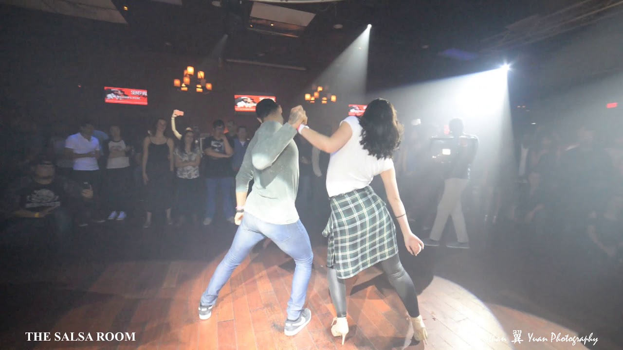 WILLIAM & IRENE Sensual Bachata Demo At THE SALSA ROOM