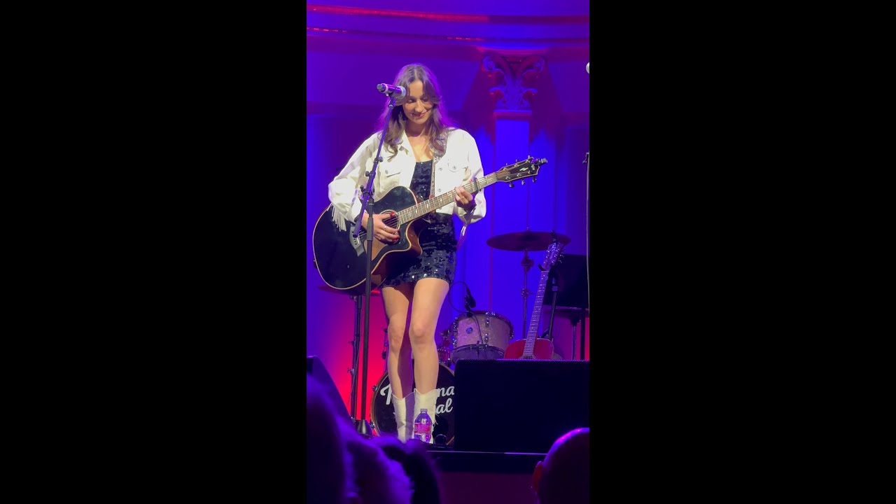 Sophia Rankin sings cover at La Rosa for Dolly Hoot