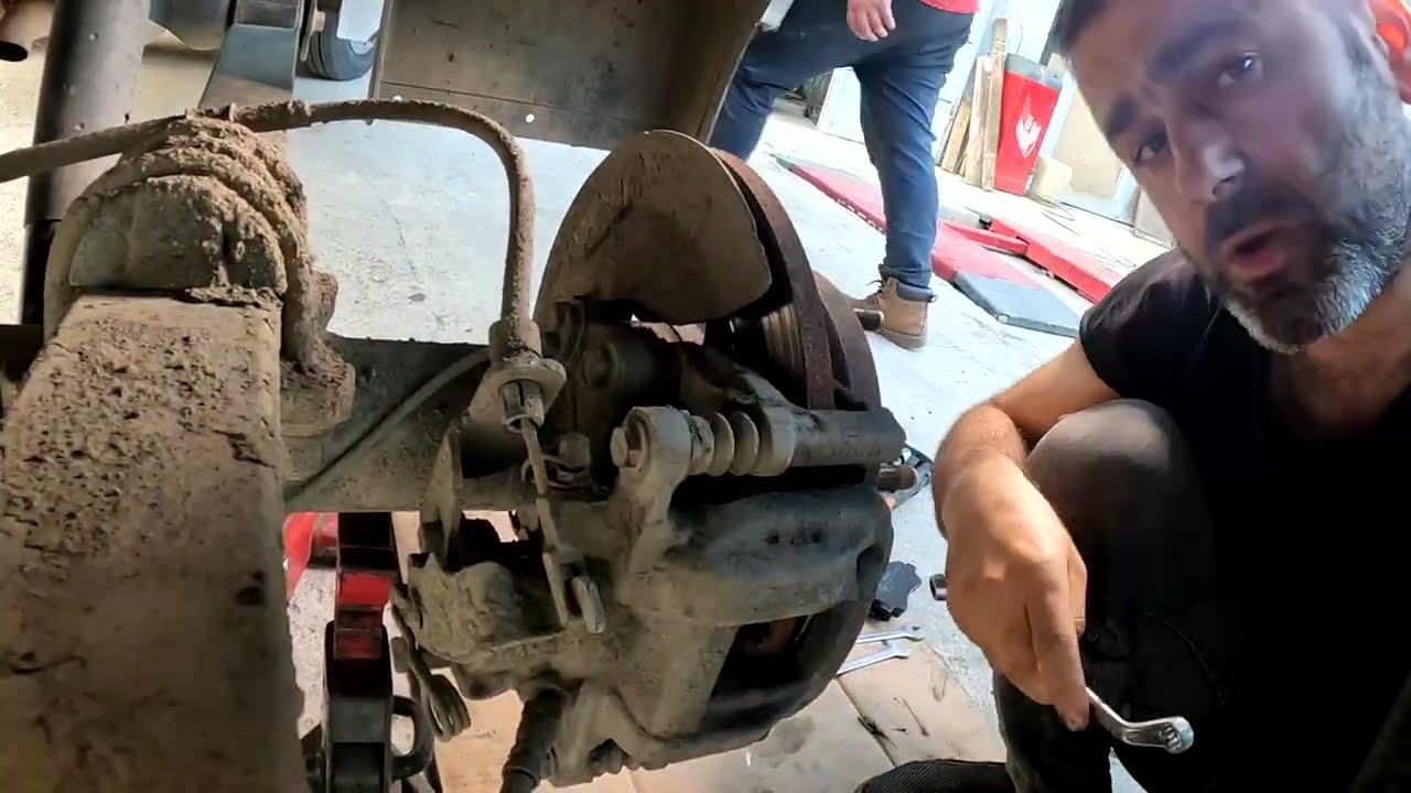 Ford Transit Custom Lastik Değişimine Geldi ama Arka Fren Balatalar Aynayı Çizmiş. / Nasıl Yapılır