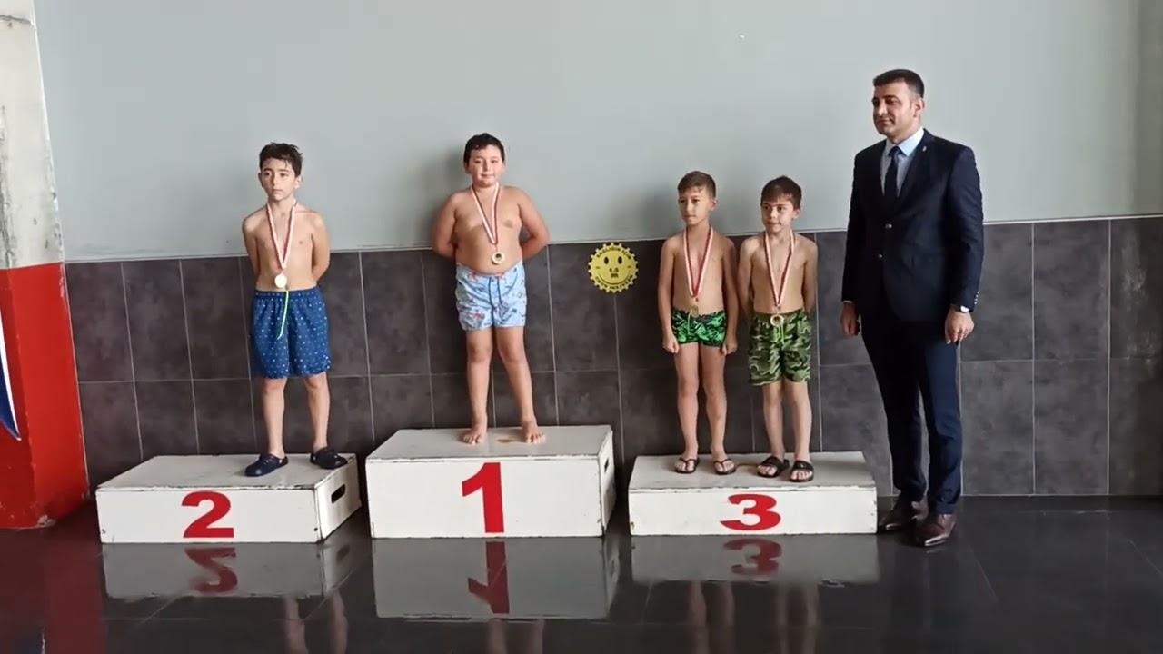Yüzme 1.'si  Emir