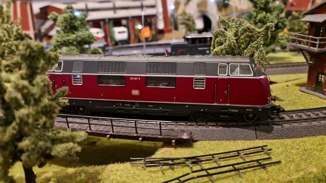 Märklin V220 007-9, ausgestattet mit ESU Loksound 5.0, 3W Bassreflexlautsprecher, LED