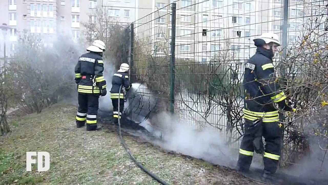 Berliner Feuerwehr - Feuer Klein - Altglienicke, Ortolf Strasse - 15.04.2010