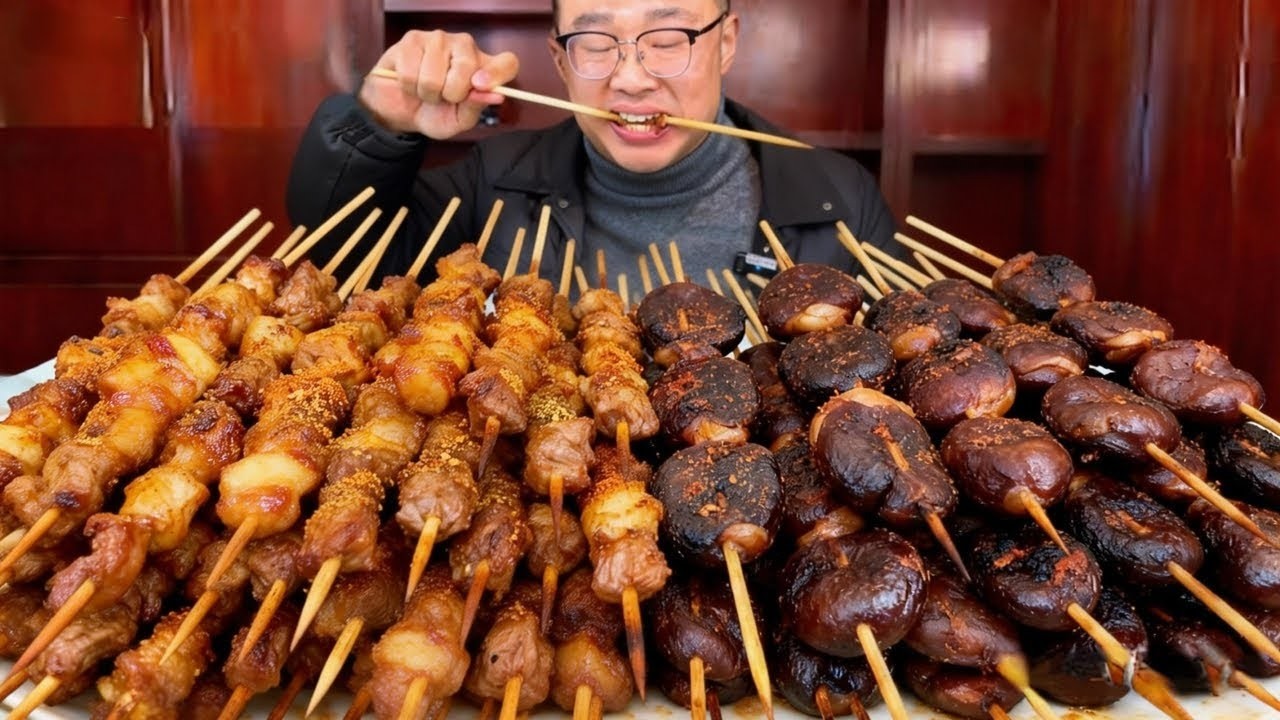 深夜放毒！100 串羊肉串 + 大腰子，直接把老板烤到手抖！