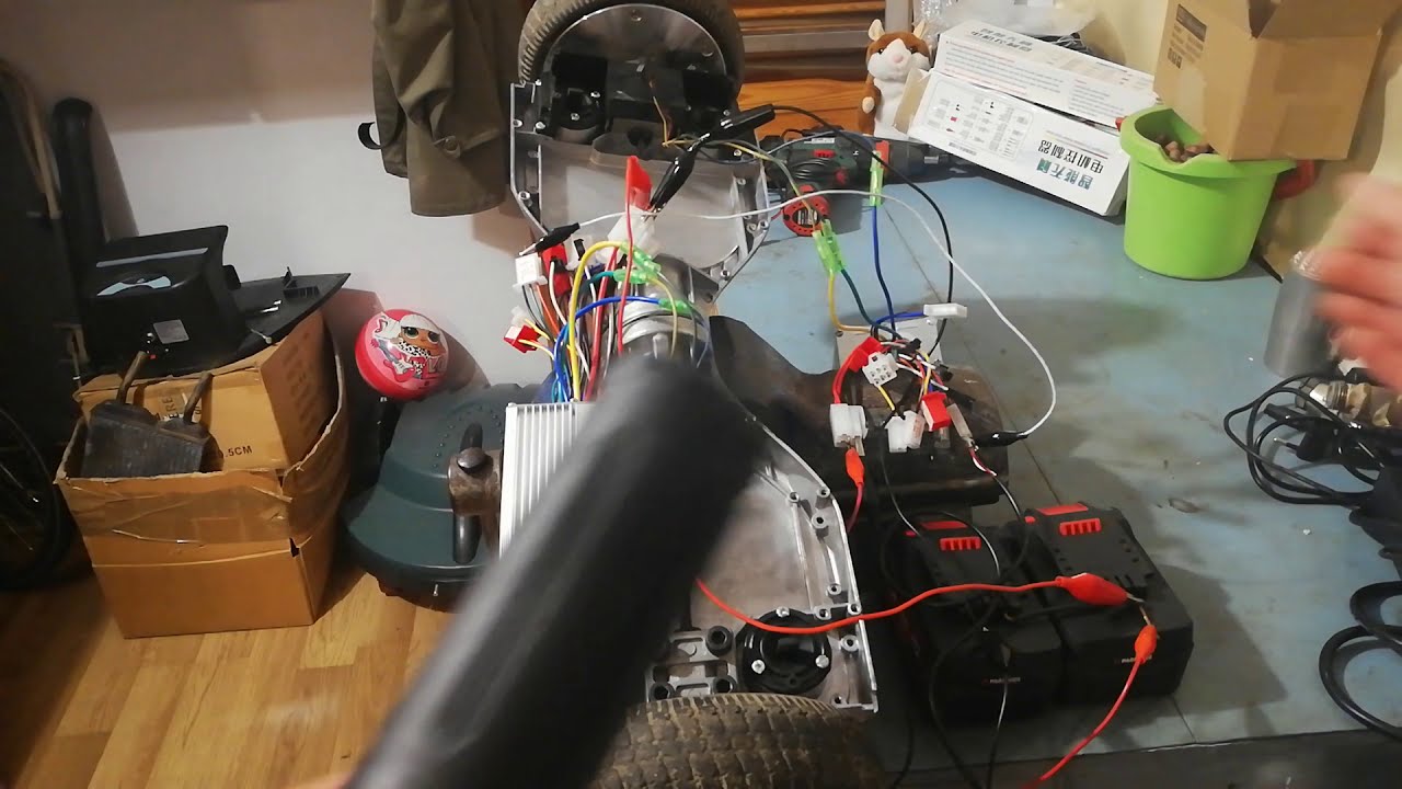 Két vagy több villanymotor vezérlése egy gázkarral