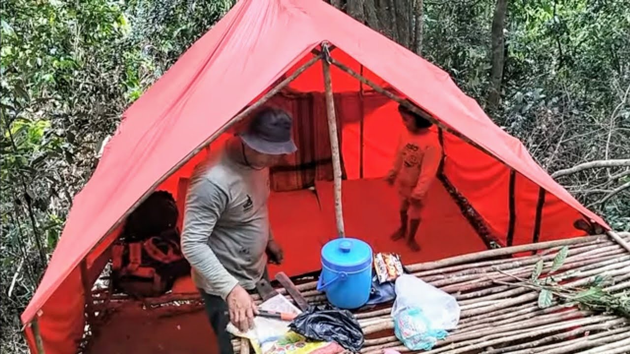 Camping hujan deras sambil cari ikan dan sayur di dalam hutan & rawa tidur nyenyak dipinggir jurang