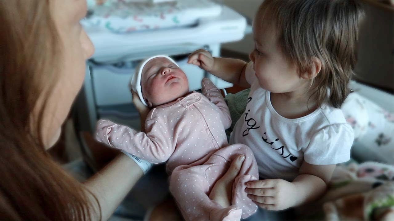 ВПЕРВЫЕ встречает свою младшую сестрёнку! *эмоционально*