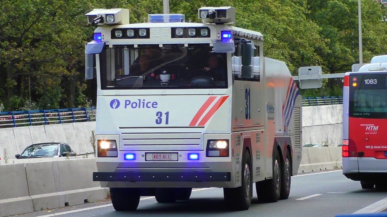 Demonstratie Extinction Rebellion op A12 bij Den Haag. Waterkanon van Belgische politie ingezet!