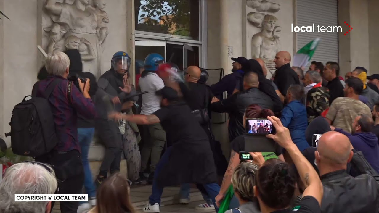 Roma, l'assalto alla sede CGIL: tutte le immagini istante dopo istante