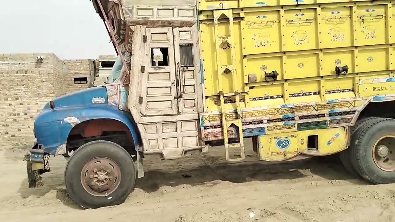 ماشاءاللہ ٹرک بہت خوب صورت ہیں اور امیر فارم فیڈز کی خالی کرنے رہا تھا