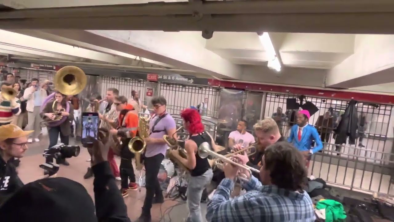 Leo P With Lucky Moon Zooz 1 #luckymoonzooz #toomanyzooz #moonhooch #luckychops