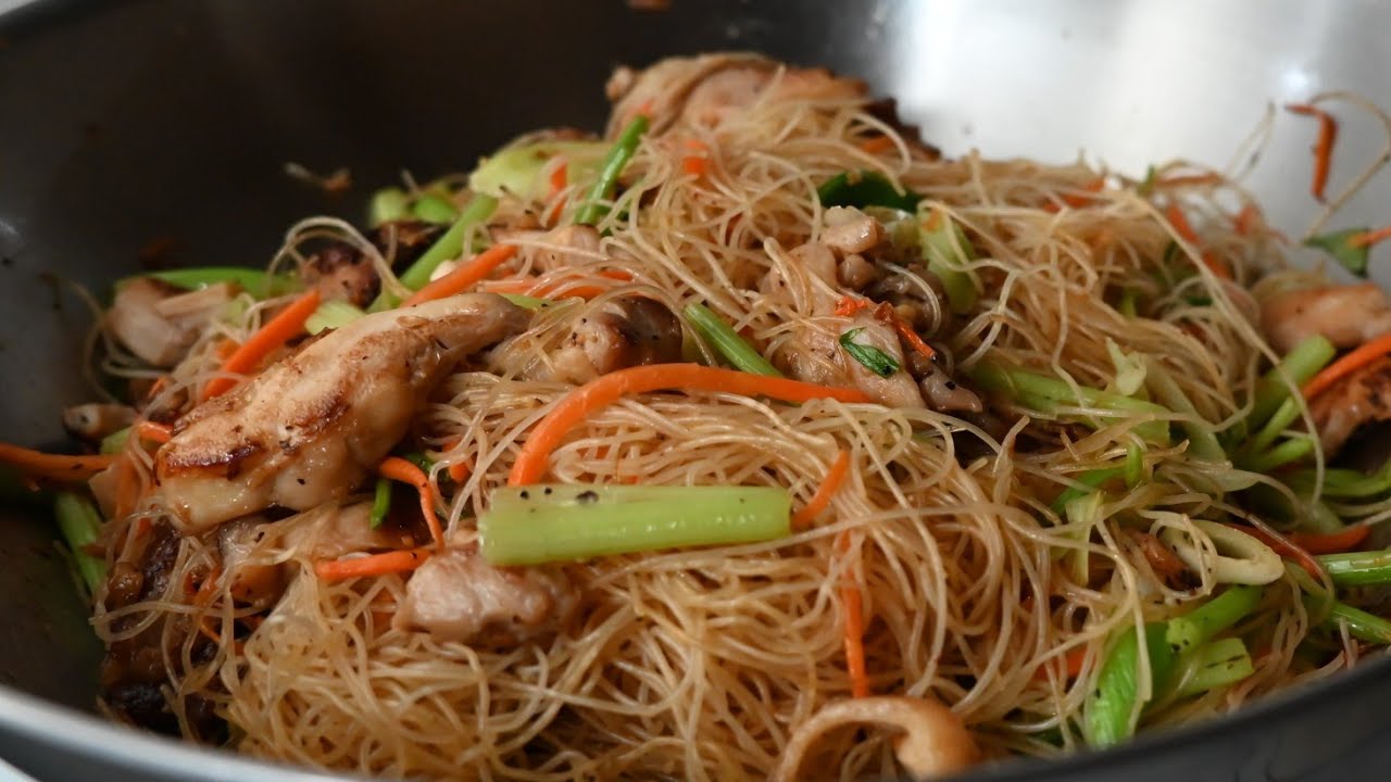 RICE NOODLE CHICKEN STIR-FRY