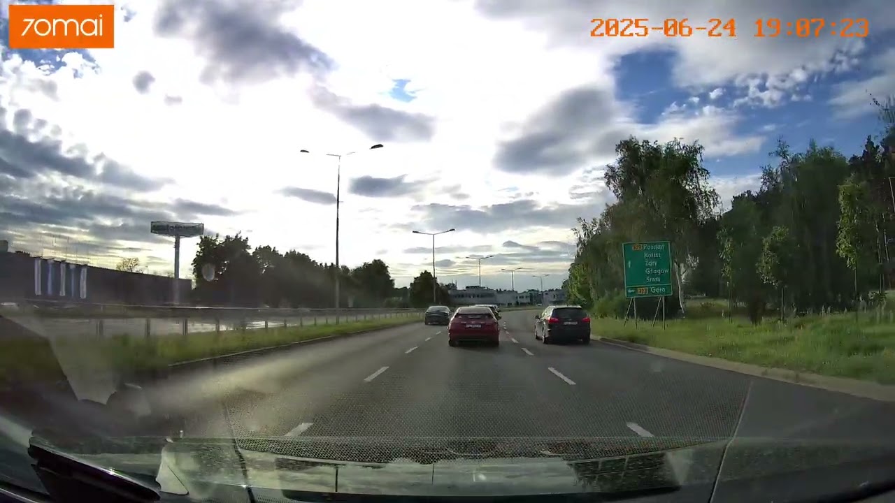 Agresywna jazda kierowcy Hondy plus nie zatrzymanie się na czerwonym świetle.